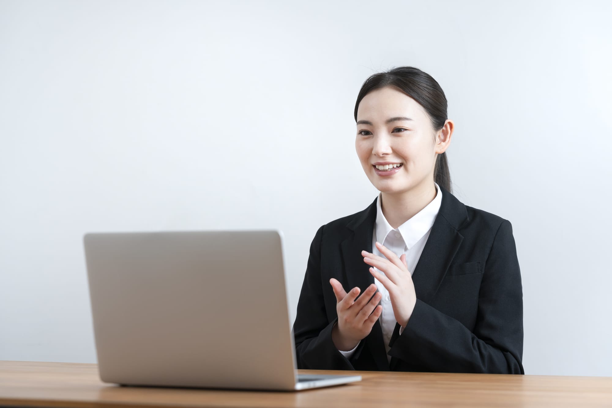AI面接とは?選考の仕組みと人の役割、導入時のリスクを解説