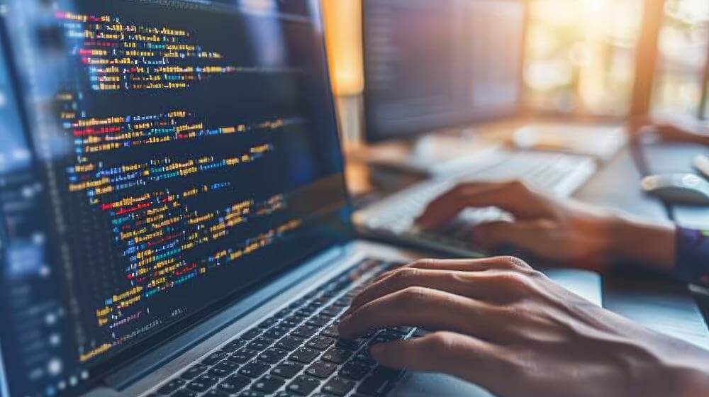 コーディングとは？プログラミングとの違いや必要なスキルをわかりやすく解説