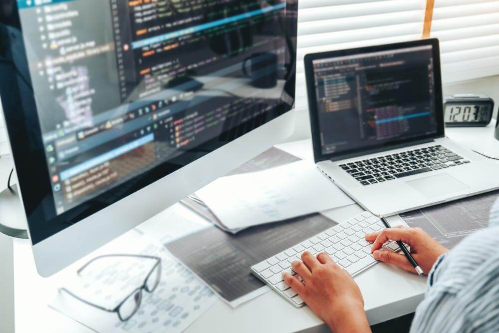 コーディングとは？プログラミングとの違いや必要なスキルをわかりやすく解説