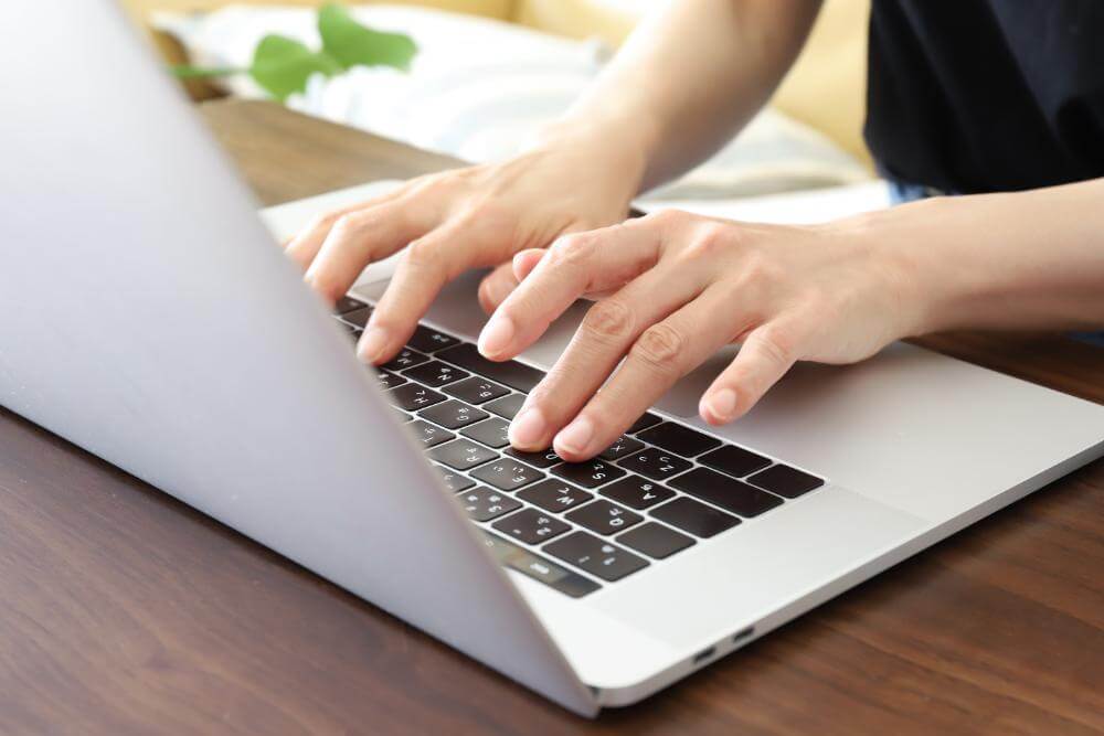 コーディングとは？プログラミングとの違いや必要なスキルをわかりやすく解説