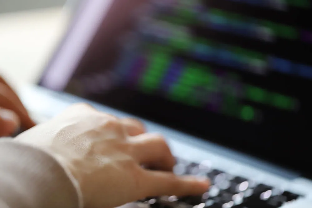 ソースコードとは？プログラムとの違いや見方を初心者向けに解説