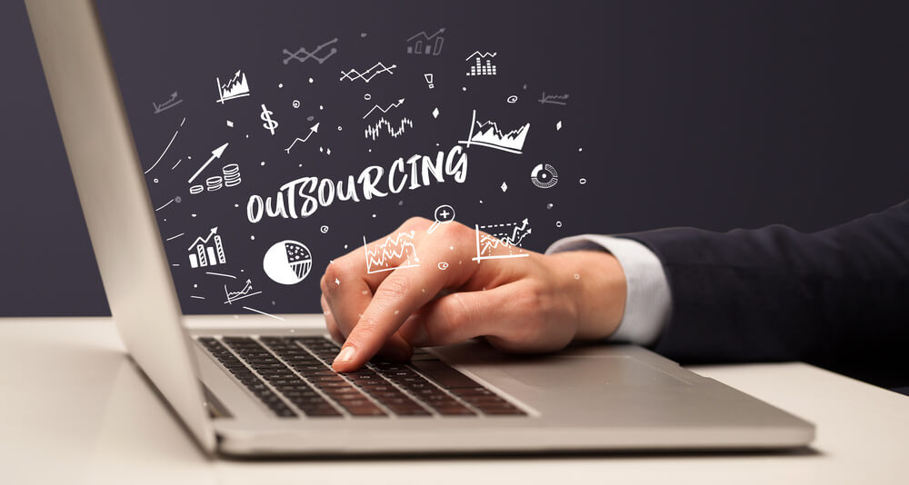 アウトソーシングと派遣の違いを比較！選び方と注意点を解説