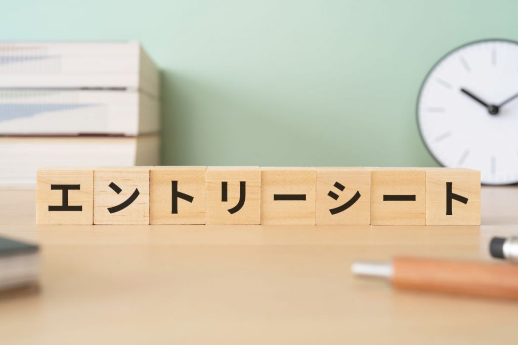 ES添削のおすすめ方法は？AIや無料アプリと先輩への依頼法を解説