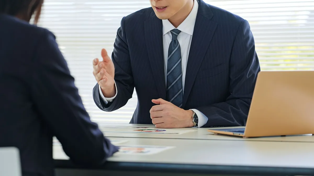 アドバイザーとは？オブザーバーとの違いやビジネスでの意味・役割を解説
