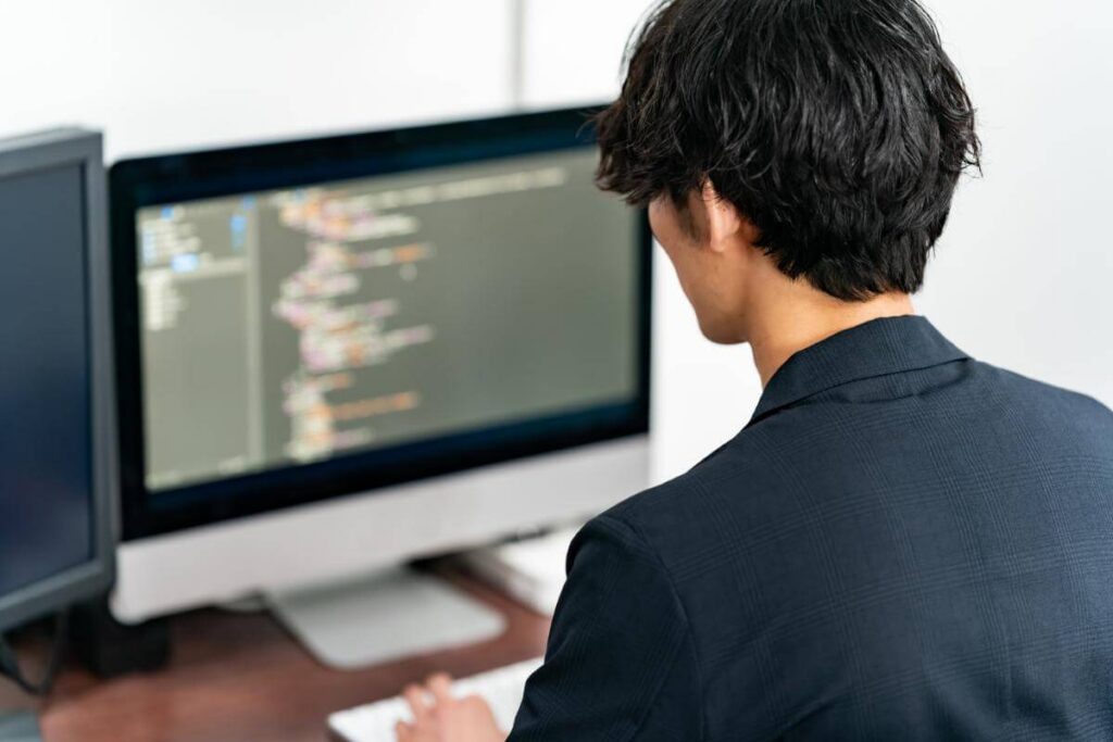 文系SE（システムエンジニア）になるには｜やめとけと言われる理由と対策