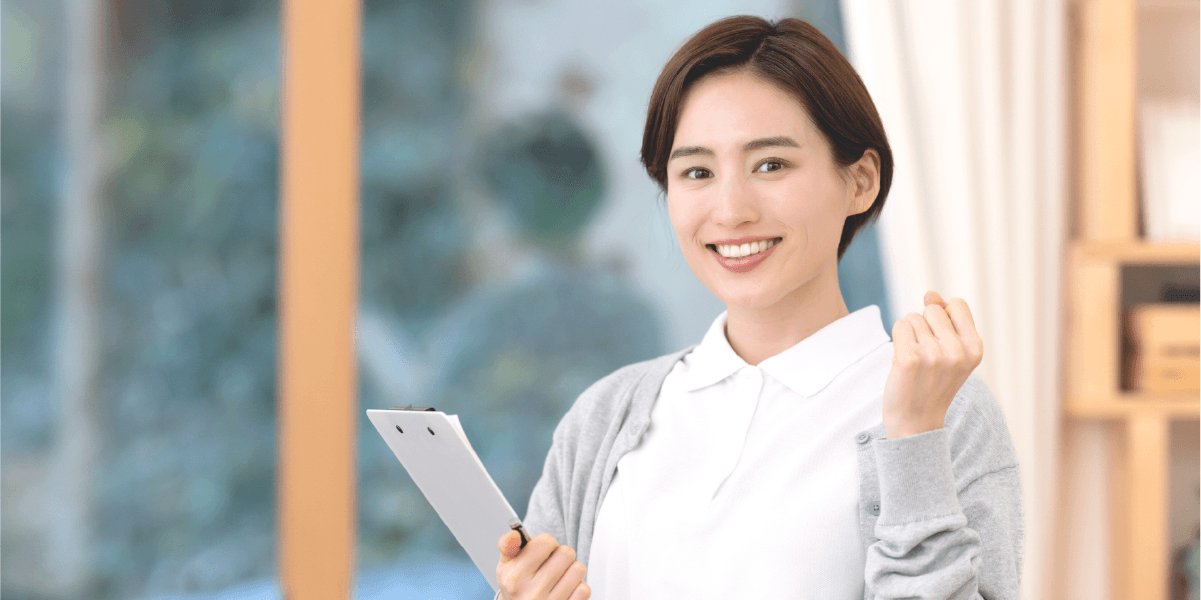 頼りがいのある表情で対応する女性職員