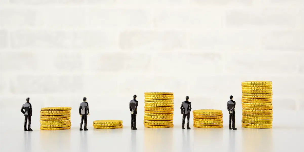 スーツの人形と硬貨のタワー
