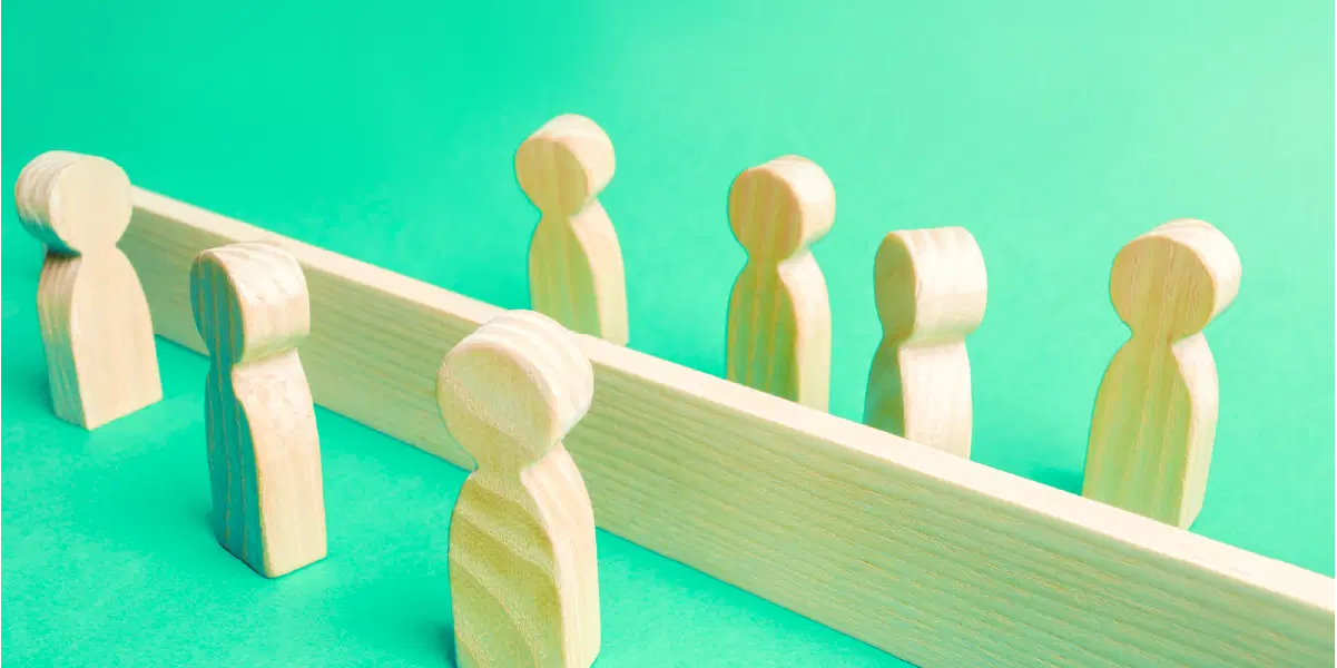 木の人形が7つ並んでいて、4,3に分けるように木の棒で分けられている