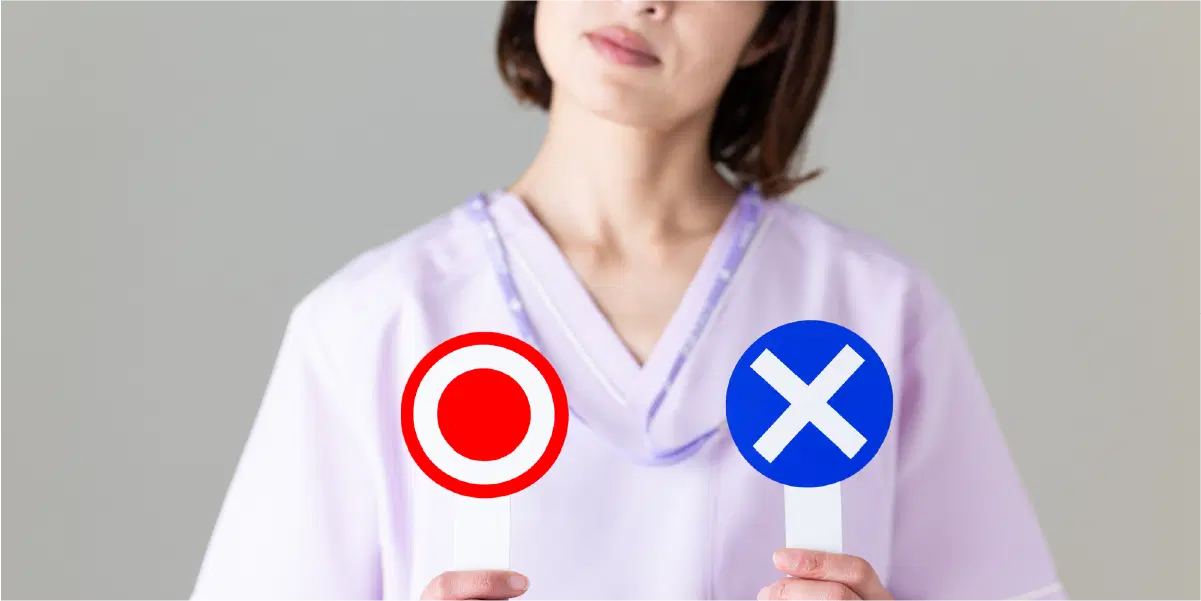 赤い丸と青いバツを持った女性◯☓