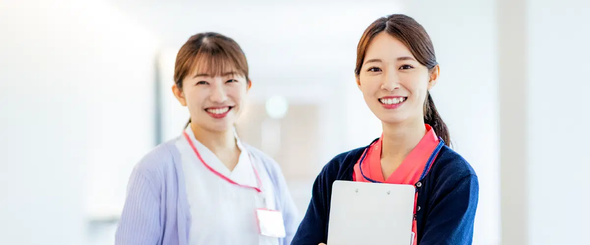 笑顔を向ける職員女性たち