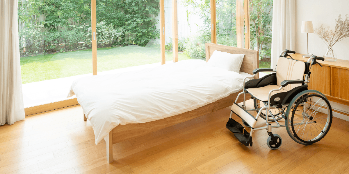 庭のある部屋にベッドと車椅子がある