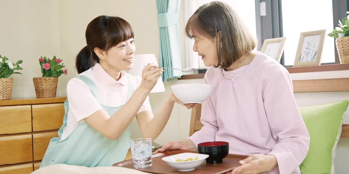 食事の介助を行う職員女性