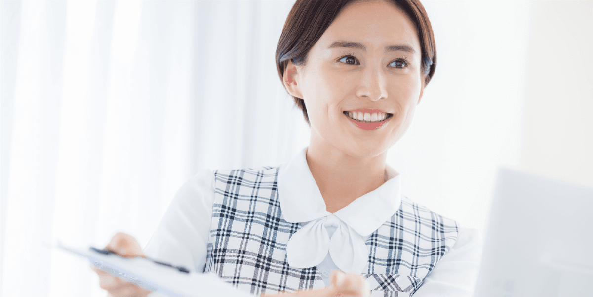 制服を着て、笑顔で説明する女性