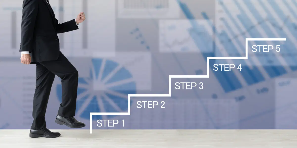 階段を登ろうとする男性。1段目にはSTEP1、2段目はSTEP2、3段目にはSTEP3、4段目はSTEP4、5段目にはSTEP5。