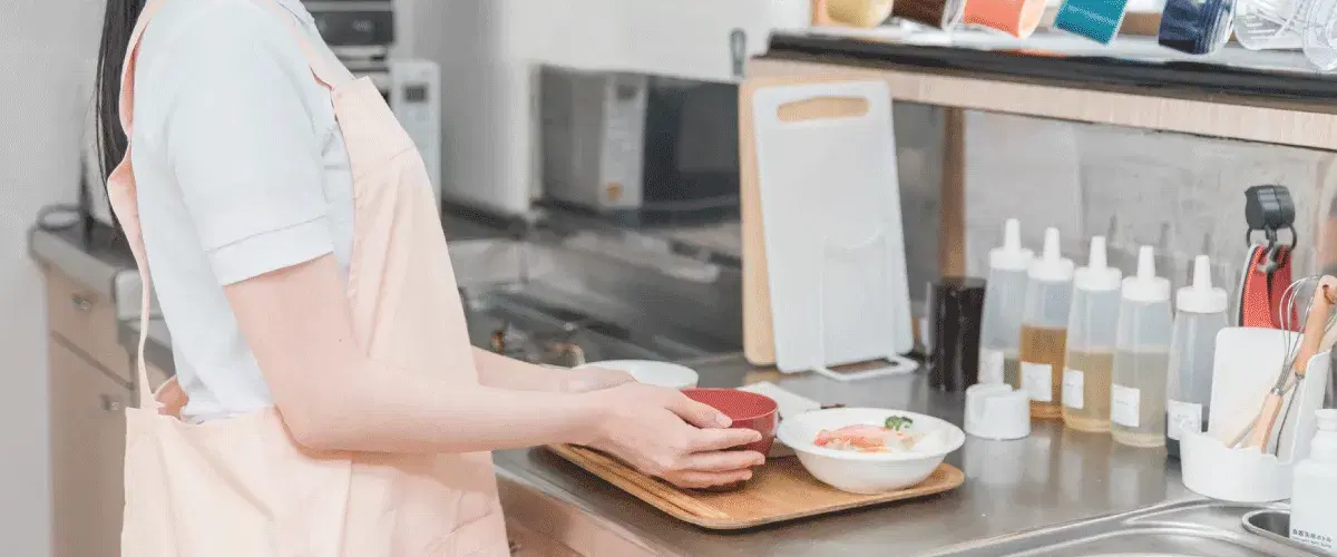 食事の用意をする女性職員