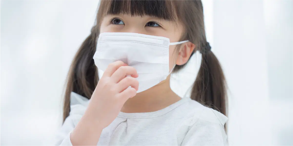 マスクをつけたツインテールの幼児