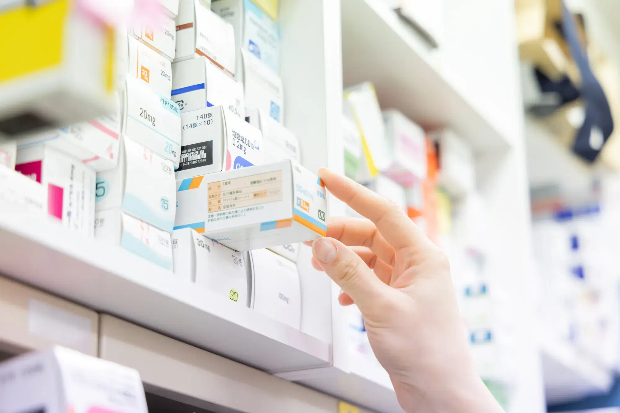 薬を置いている棚から薬をとっている