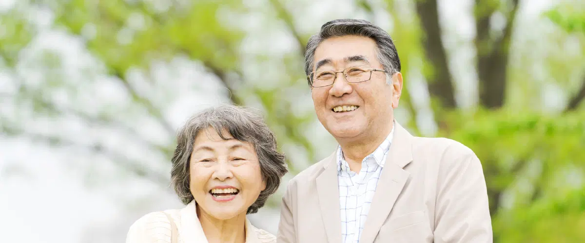 笑顔の高齢男女