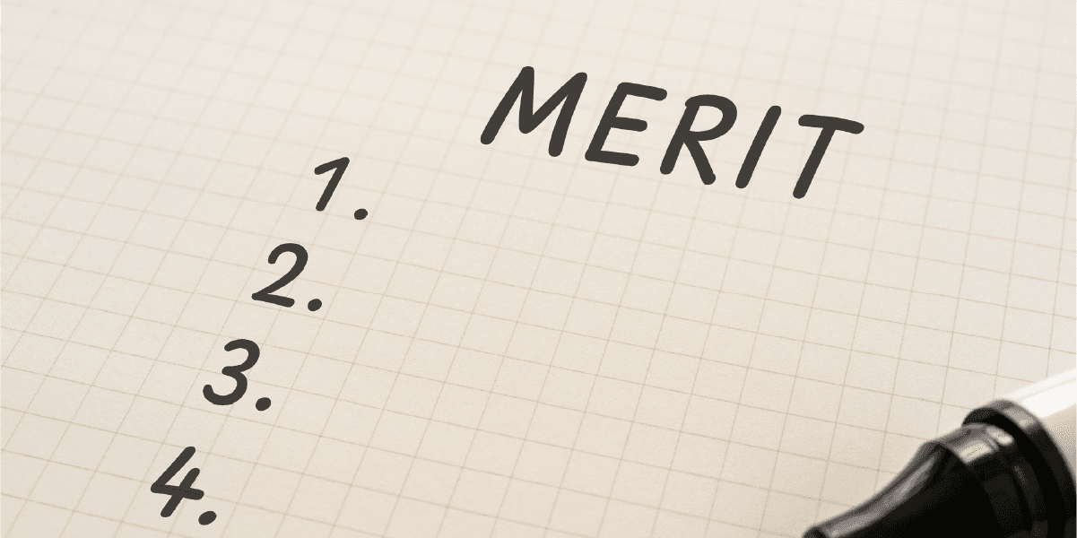 メリット(MERIT)と紙に書かれ、下に1~4の数字が連なっている