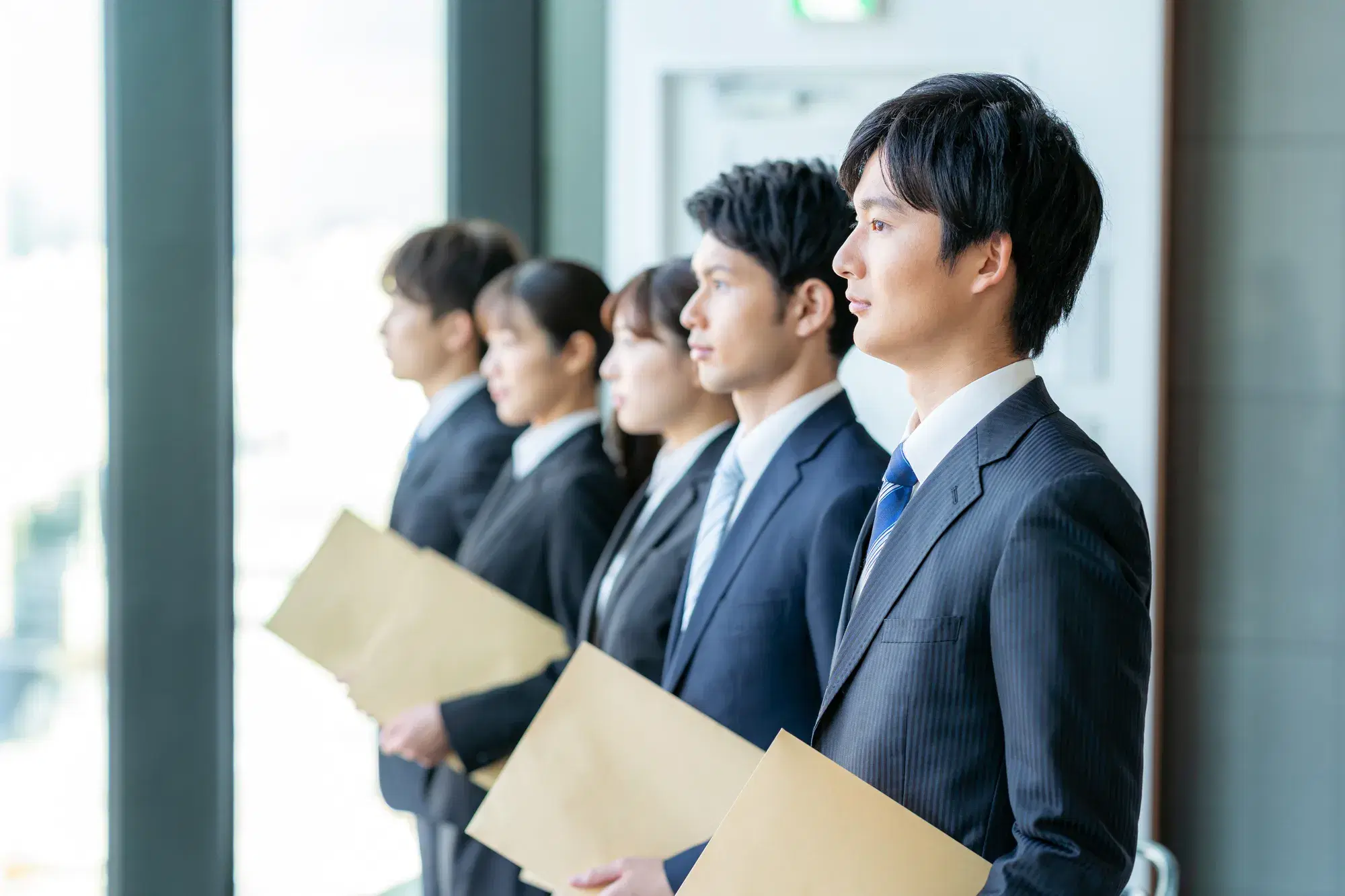 面接の流れを徹底解説!受付から退室までのマナーや質問例の記事画像