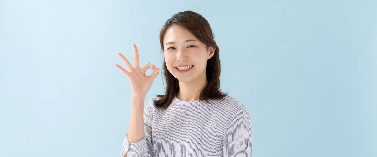 手でオッケーポーズをしてる女性