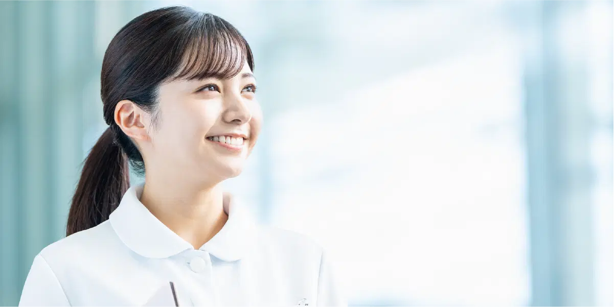 白い服を着て笑顔の女性