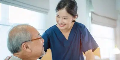 高齢者の介護をしている介護士