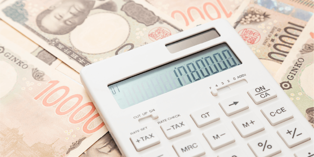 お金の上に計算機が置かれている