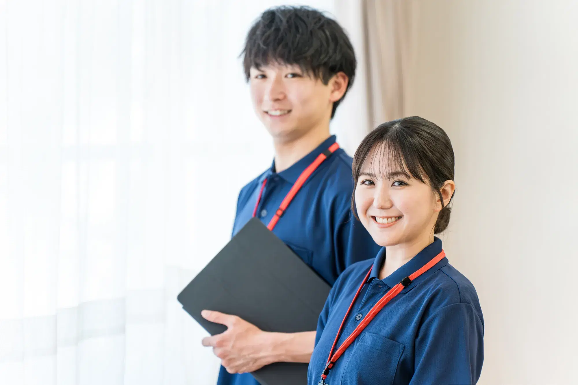 青い服を着た男女のマネージャ