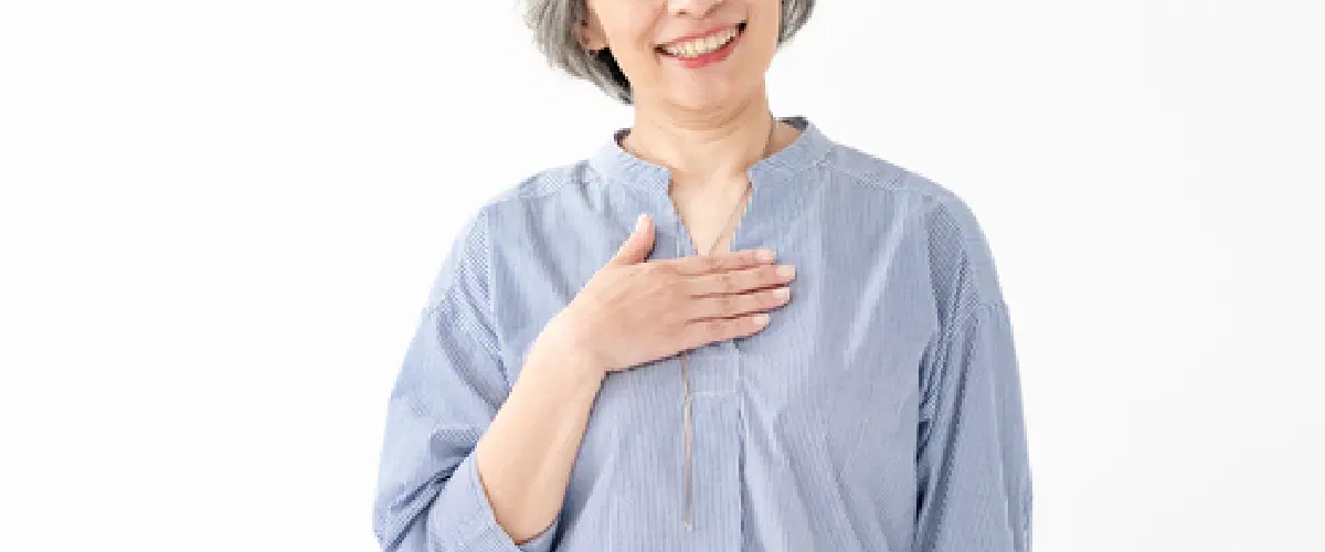 手を胸に当ててる女性