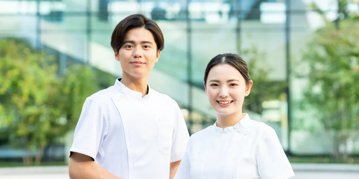 さわやかな笑顔を向ける職員たち