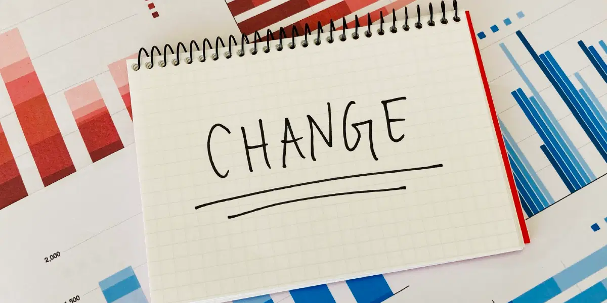 スケッチブックにchangeと英語で書かれていて下に黒い線が二本引かれている
