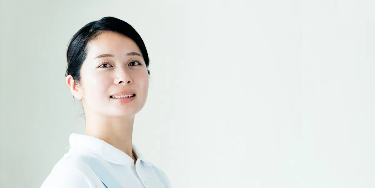 白い服を着た女性が笑っている