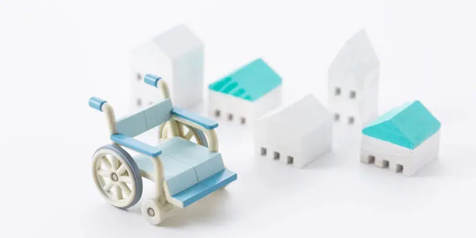 車椅子と建物のミニチュア模型