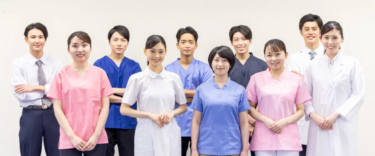 笑顔を向ける医療職員の男女たち