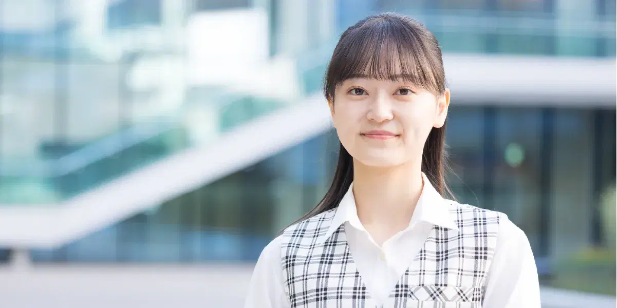 バインダーを持つ制服を着た女性