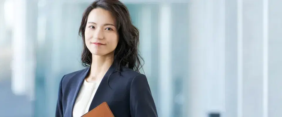 頼れる印象の爽やかな女性スタッフ02