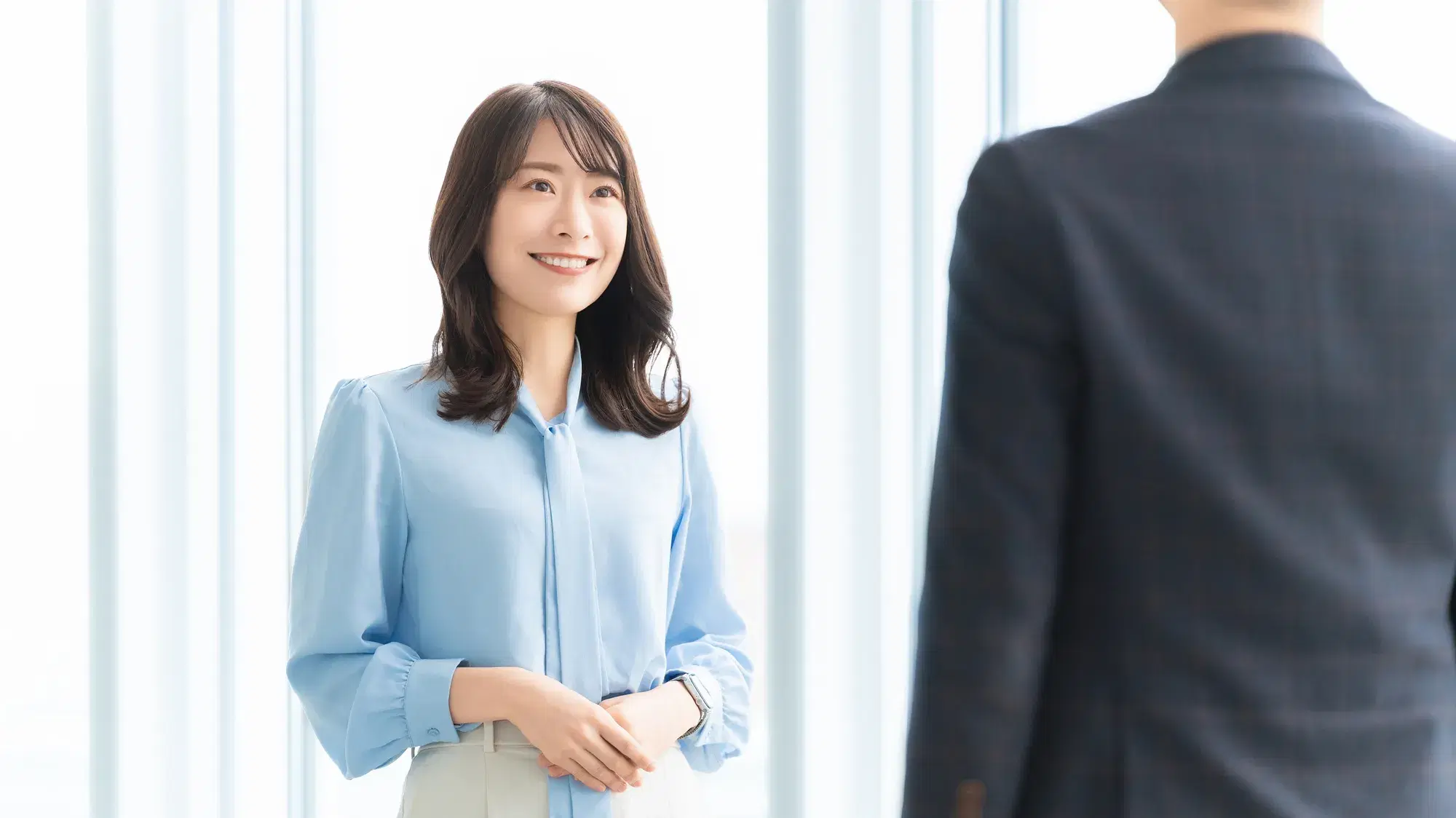 【転職初日の挨拶】例文!年齢別・面白い・簡単|好印象を与えるコツも解説の記事画像