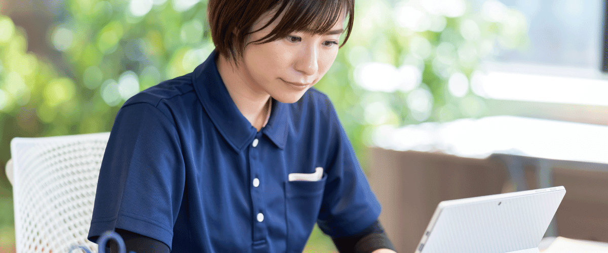 真面目にパソコンで作業をしている職員