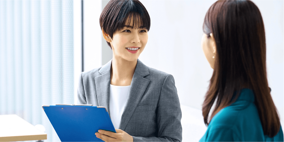 青いバインダーを持ってる女性