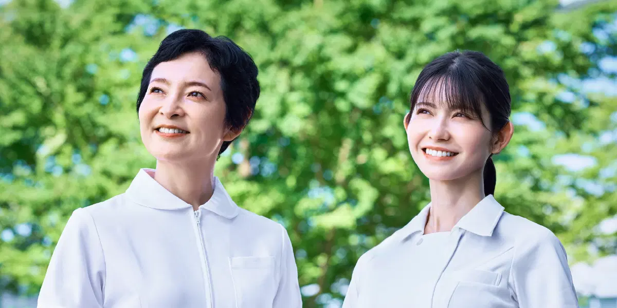遠くを眺めている2人の職員女性