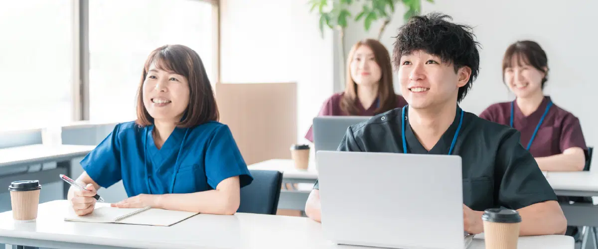 学びの場に参加する介護職員たち