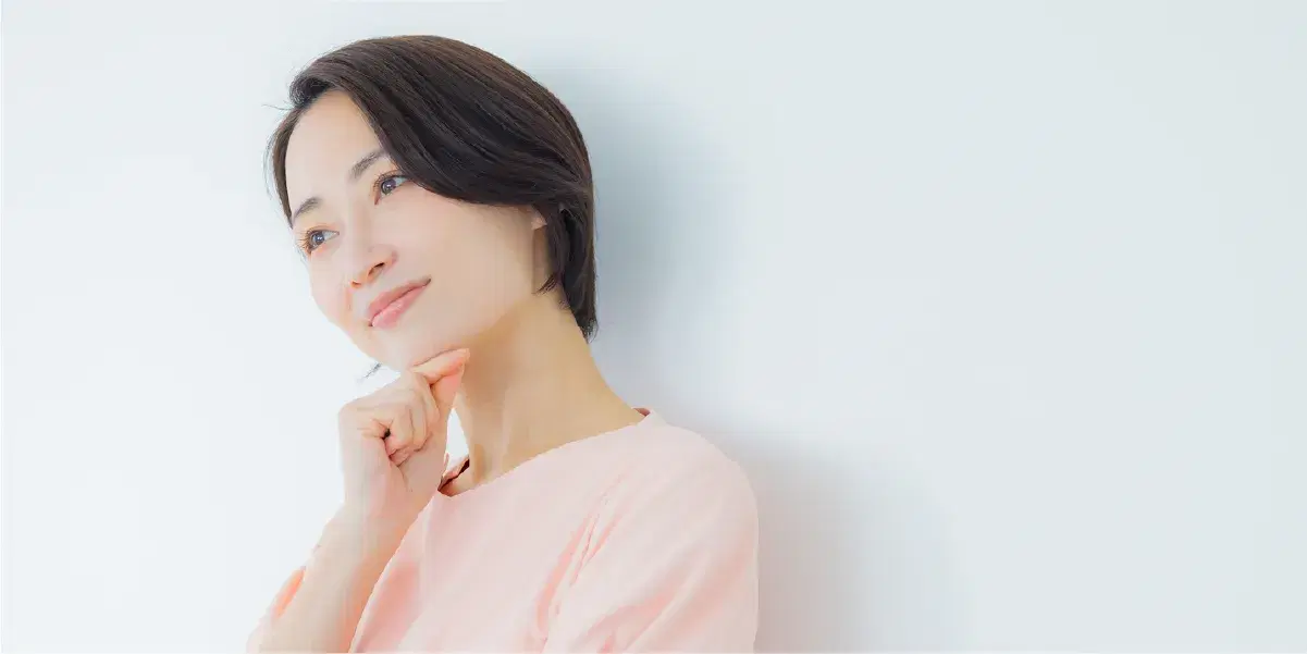 首を傾げて考える様子の女性