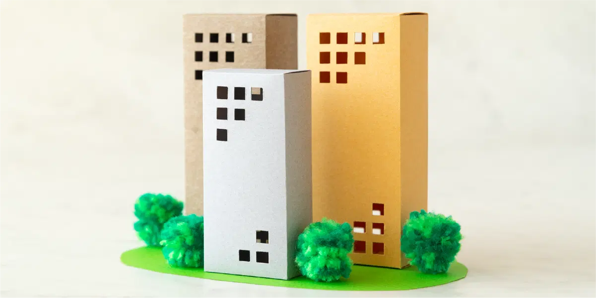紙でできたビルのような建物の模型。足元には木が生えている