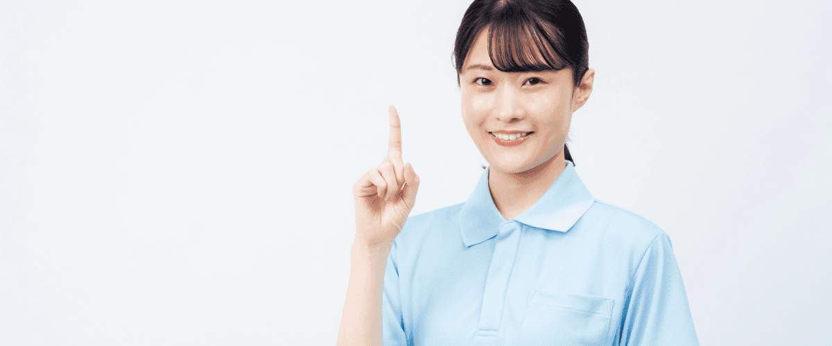 笑顔で人差し指を立てる女性