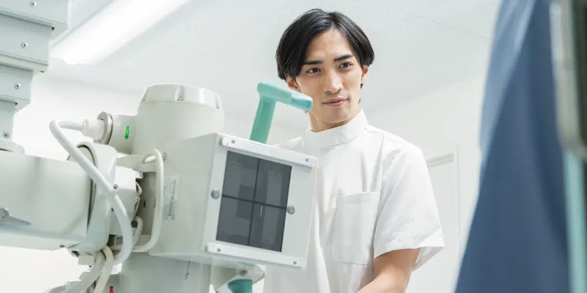 X線検査装置を操作する男性の診療放射線技師