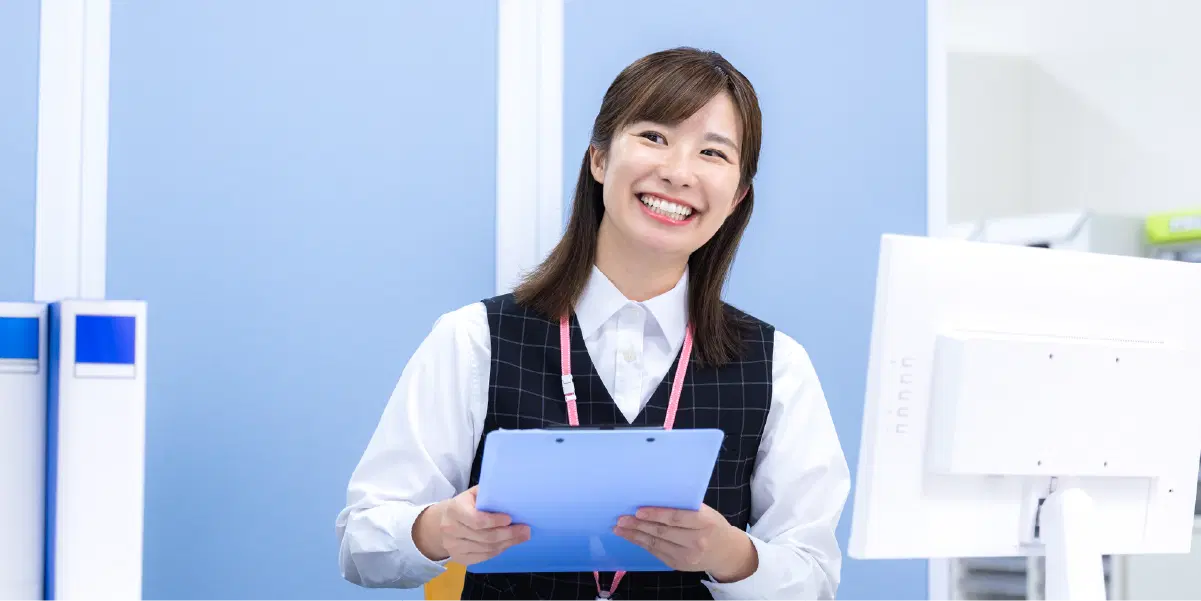 バインダーを持つ事務職の女性