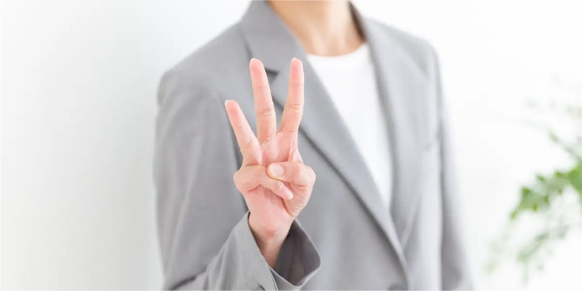 3本指を立てている女性