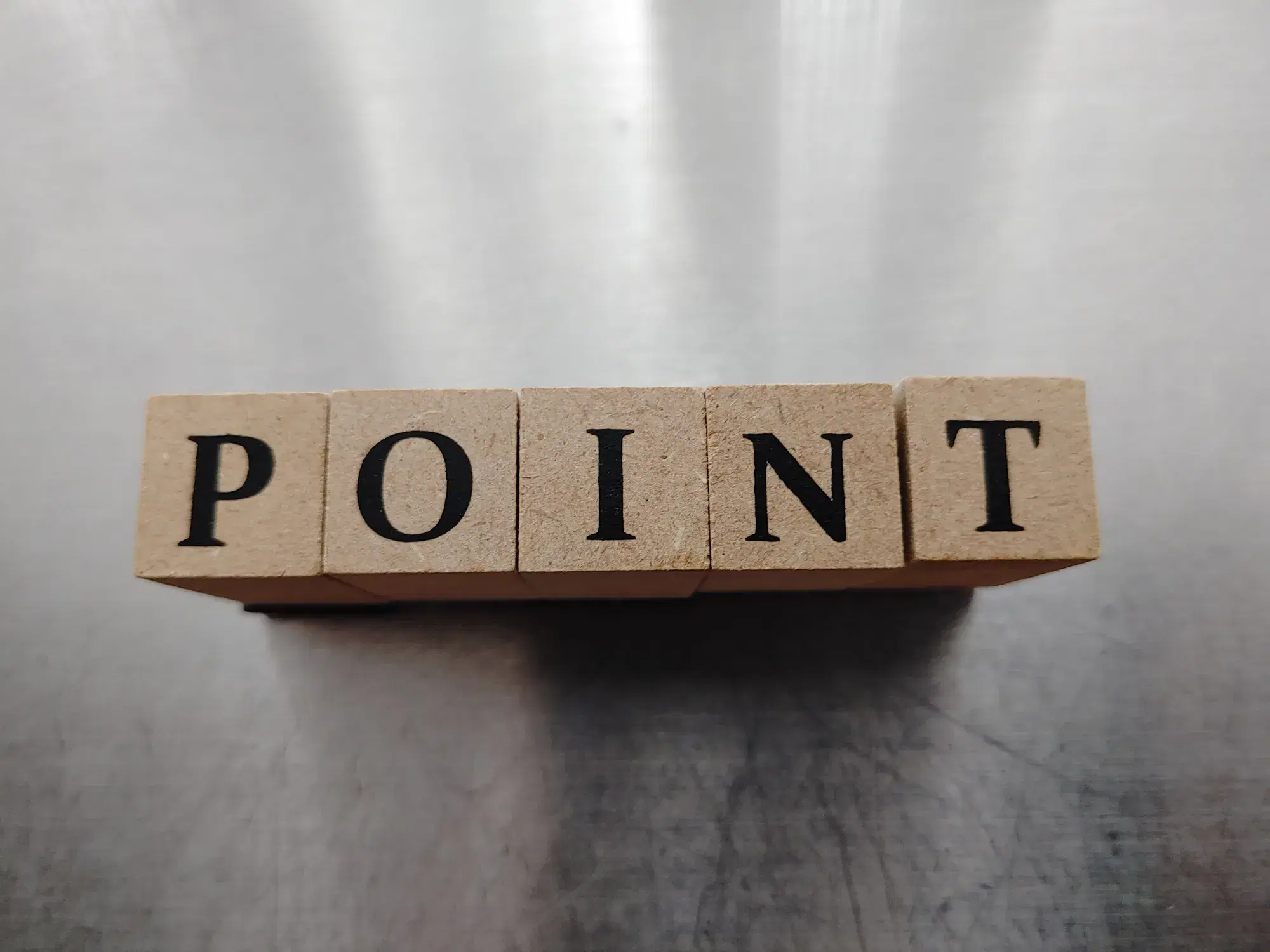 「POINT」という文字が並んだブロックが写っている。