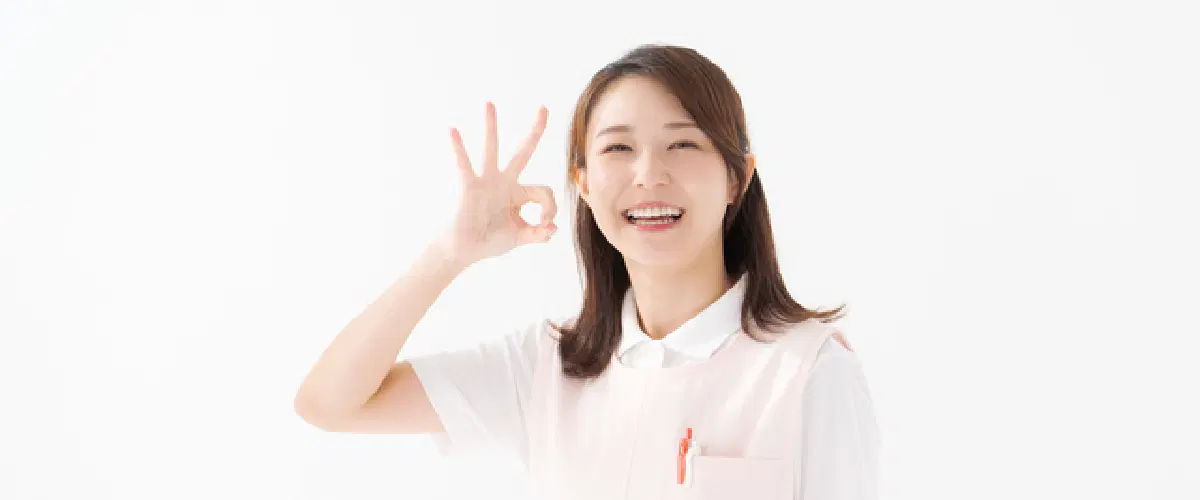 笑顔で手でオッケーサインしてる女性職員